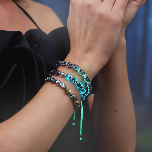 L'heure des sorcières | Gunmetal Skulls x Violet GloWeave | Bracelet en macramé